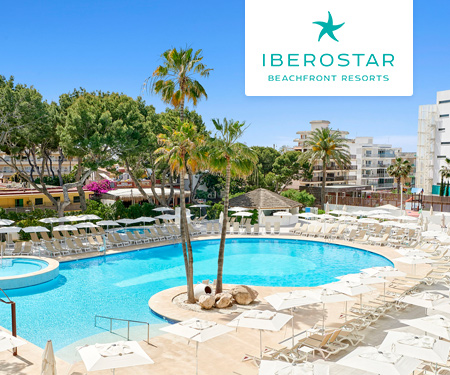 Zwembad met lege ligbedjes en helderblauwe lucht bij all inclusive resort